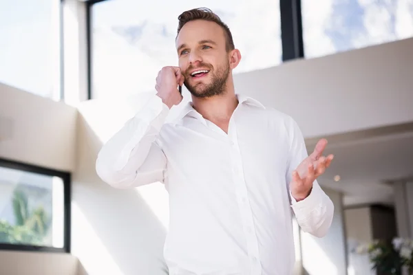 Hombre guapo en una llamada telefónica — Foto de Stock