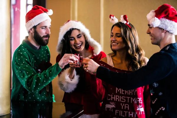 Feestelijke vrienden met schoten — Stockfoto