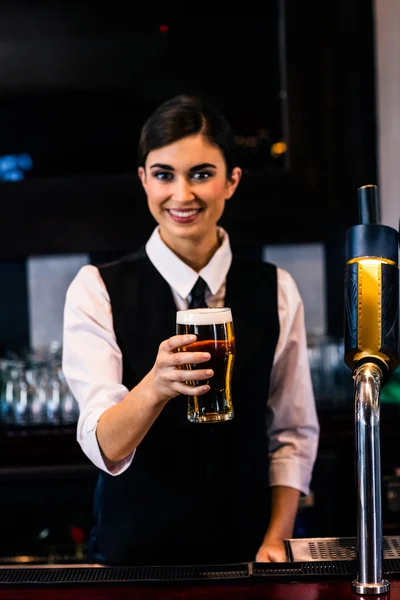 Barmanka sloužící pivo — Stock fotografie