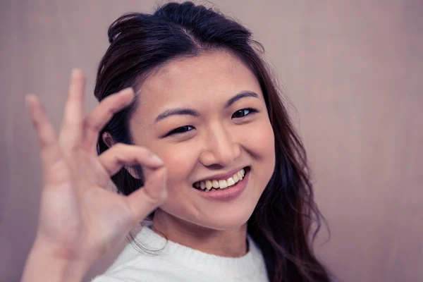 Aziatische vrouw ok teken maken — Stockfoto