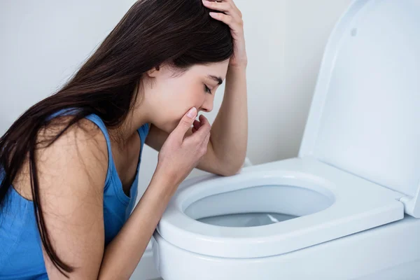 Femme vomissant dans les toilettes — Photo