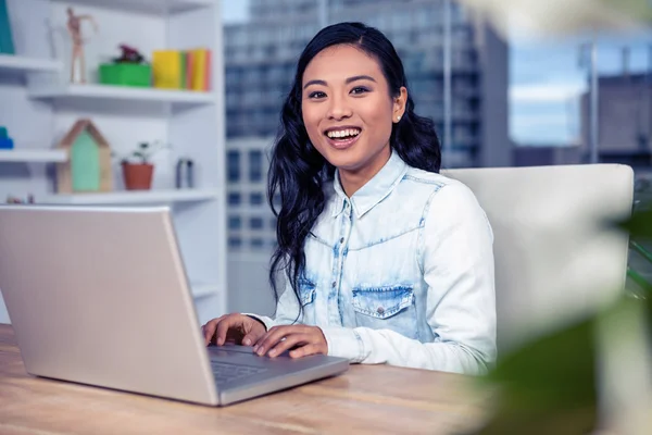 Mulher asiática usando laptop — Fotografia de Stock