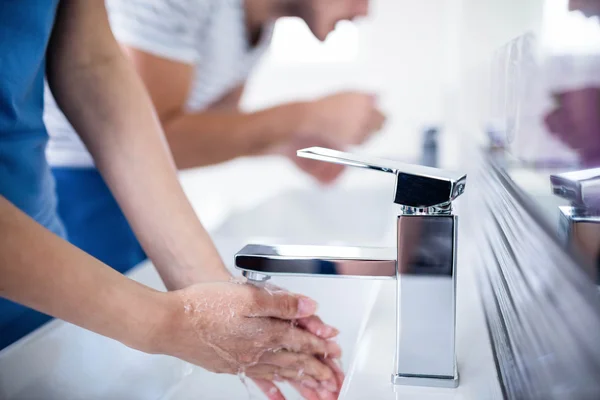 Paar in badkamer in de ochtend — Stockfoto