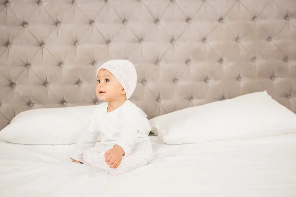 Bambino sorridente sul letto — Foto Stock