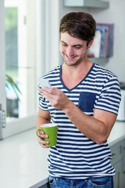 Homem olhando para o smartphone — Fotografia de Stock