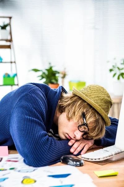 Hipster affärsman sover vid skrivbord — Stockfoto