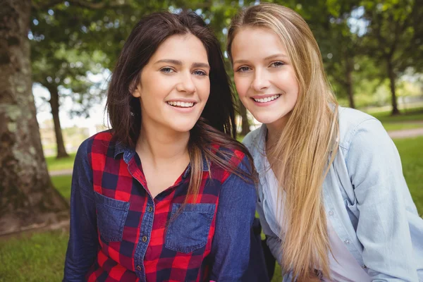 Sorridente femmine studenti in posa — Foto Stock