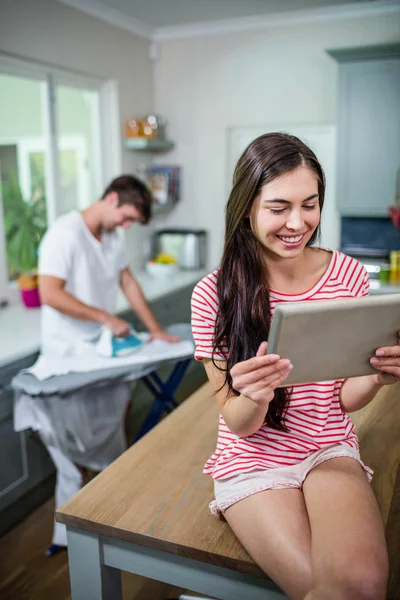 Brunetka za pomocą tabletu w kuchni — Zdjęcie stockowe