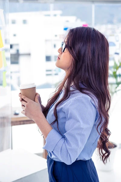 女商人举行一次性杯子 — 图库照片