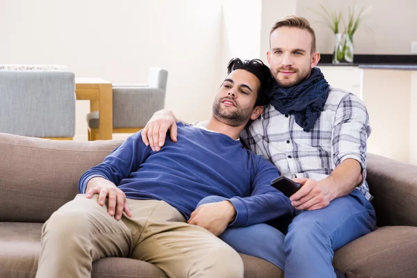 Gay couple watching television — Stock Photo, Image