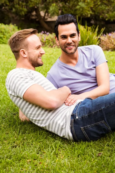 草の上に横になっている同性愛者のカップル — ストック写真