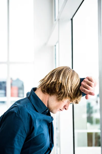 Uomo d'affari hipster che guarda fuori dalla finestra — Foto Stock