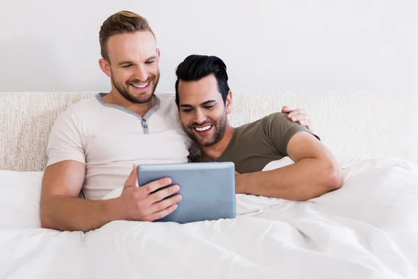 Gelukkige homo paar met behulp van Tablet PC — Stockfoto