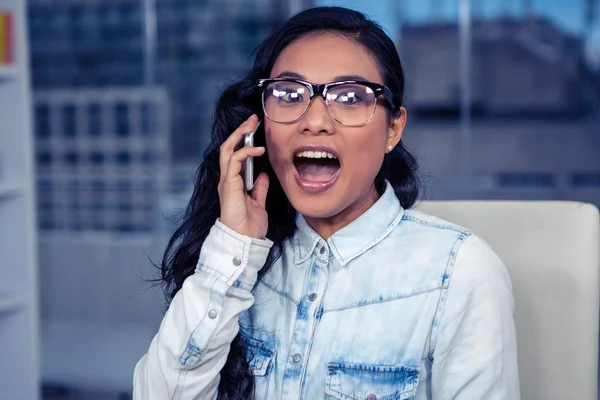 Asijská žena křičí na telefonní hovor — Stock fotografie