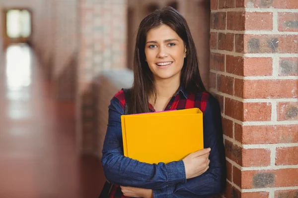 Ler student med bindemedel poserar — Stockfoto