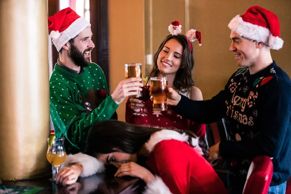 Amici che bevono birra e cocktail — Foto Stock