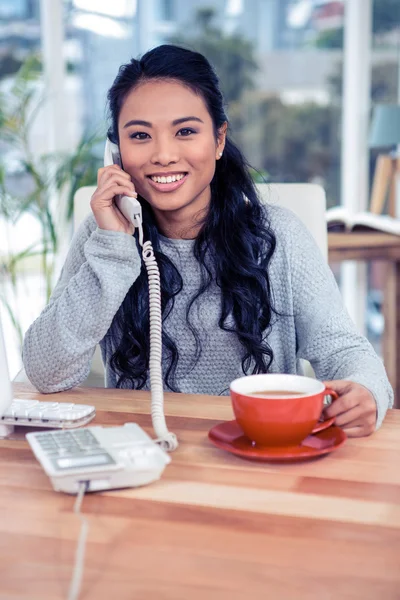 Asiatico donna su telefonata — Foto Stock