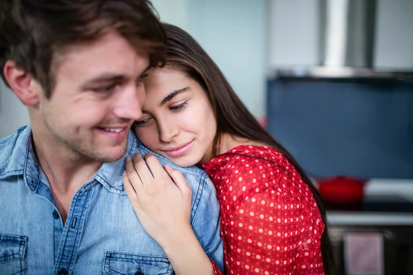 Bruna sorridente abbracciando fidanzato — Foto Stock