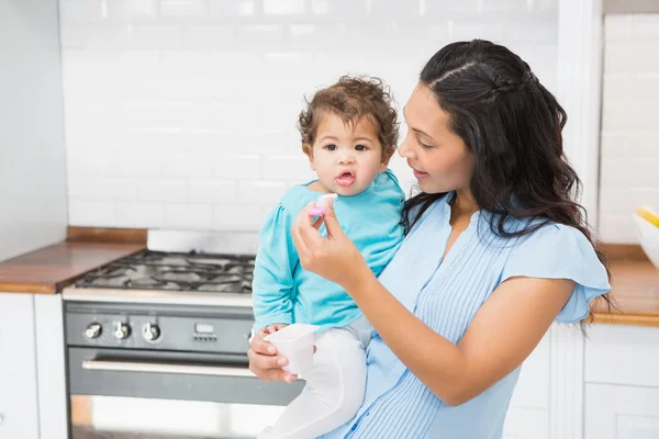 Morena feliz alimentando seu bebê — Fotografia de Stock