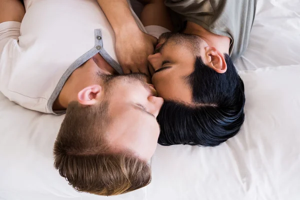 Gay çift yatakta yatarken — Stok fotoğraf