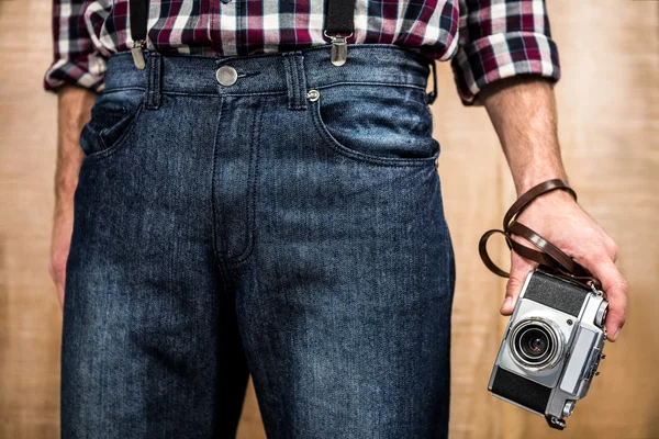 Hipster uomo in possesso di fotocamera digitale — Foto Stock