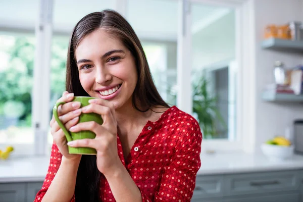 Smiling brunette holding cup — Stock Photo, Image