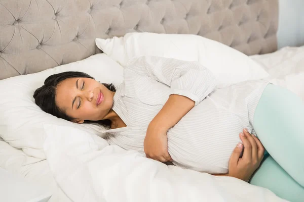 Pregnant brunette sleeping — Stock Photo, Image