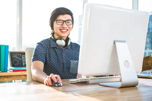 Aziatische zakenman met behulp van computer — Stockfoto