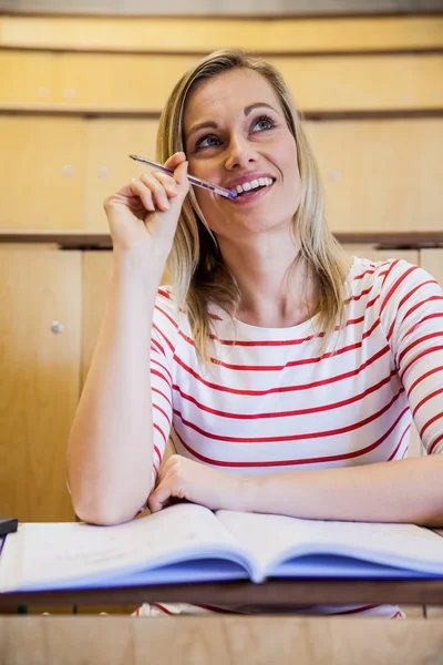 Pensamento estudante feliz feminino — Fotografia de Stock