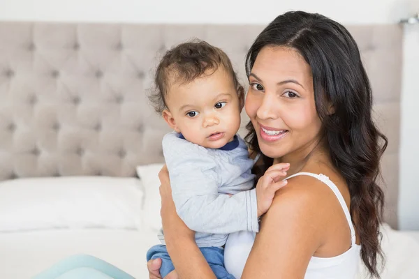 Morena feliz segurando seu bebê — Fotografia de Stock