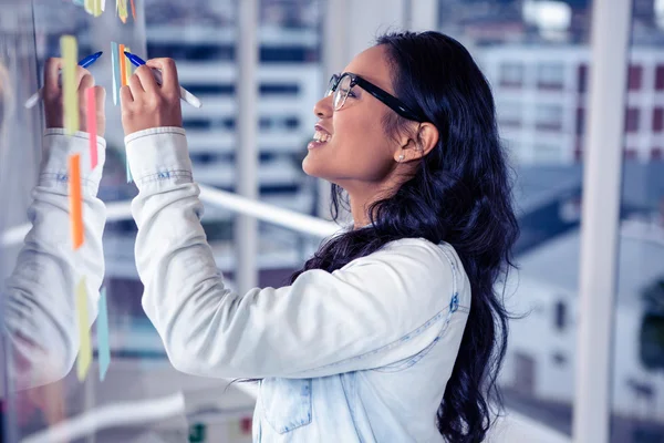 Mujer asiática escribiendo en notas adhesivas —  Fotos de Stock