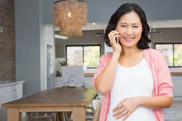 Schwangere am Telefon — Stockfoto