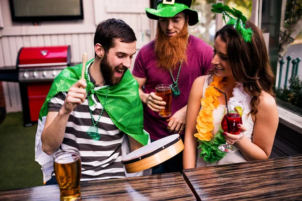 Amigos celebrando o dia de St. Patricks — Fotografia de Stock