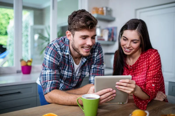 Kahvaltı ve tablet kullanma çift — Stok fotoğraf