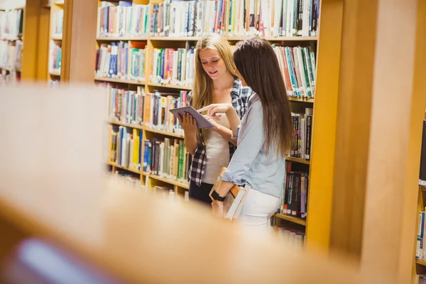 Studenten werken samen met de Tablet PC — Stockfoto