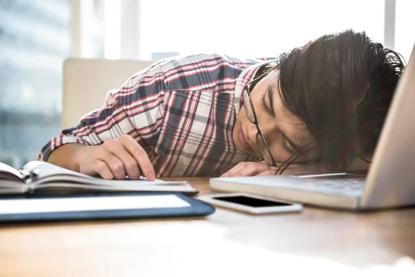 Hombre de negocios que se queda dormido en el escritorio — Foto de Stock