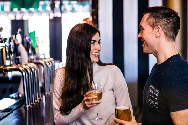 Coppia carina che parla nel bar — Foto Stock