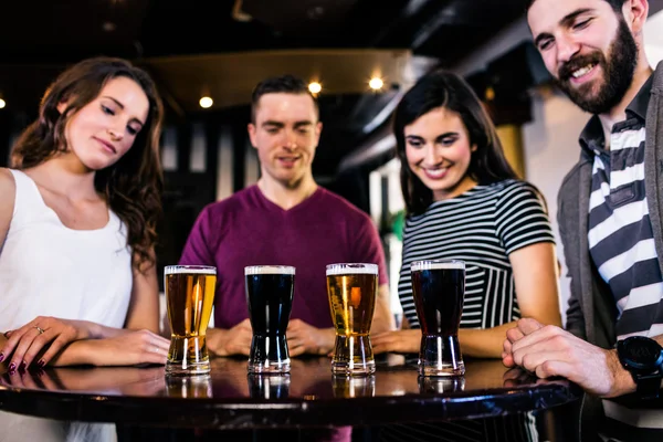 Bira bardağı olan arkadaşlar — Stok fotoğraf