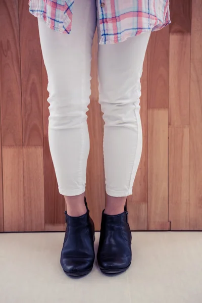 Woman legs against wood — Stock Photo, Image