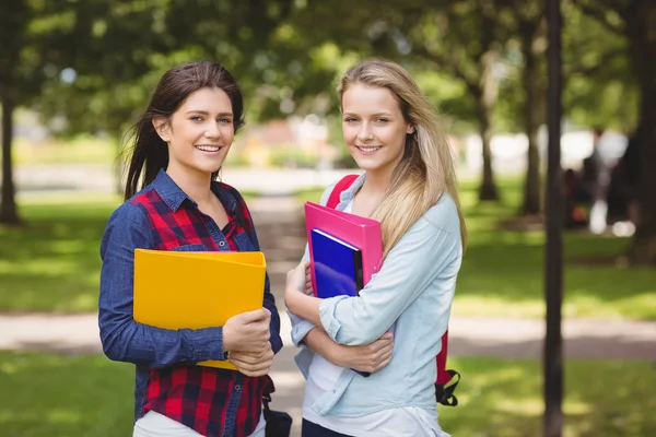 Lachende studenten houden binder — Stockfoto