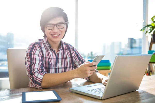 Hipster businessman using smartphone — Stock Photo, Image