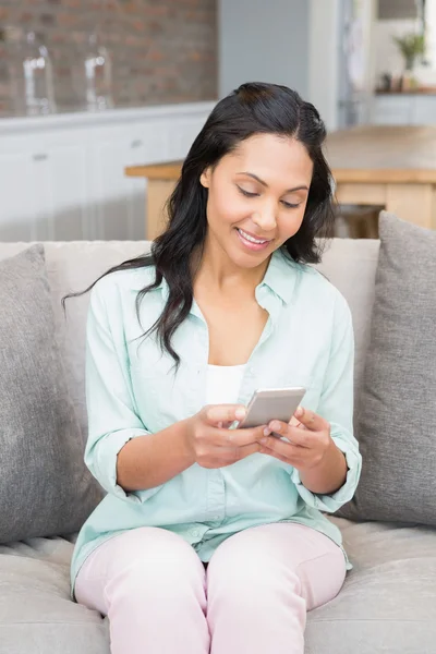 Lächelnde Brünette mit Smartphone — Stockfoto