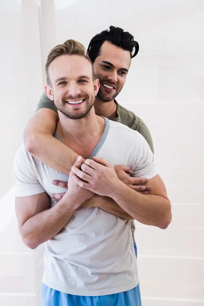 Sourire gay couple câlin — Photo