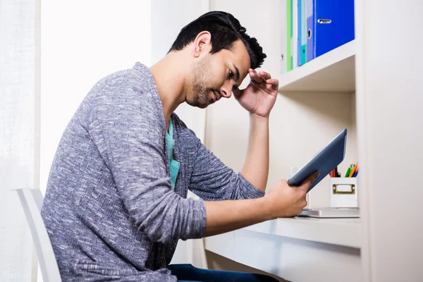 Focused man using tablet — Stock Photo, Image