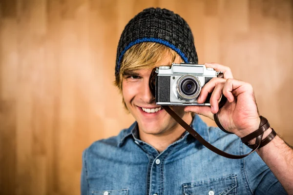 Sorrindo hipster homem tirando foto — Fotografia de Stock