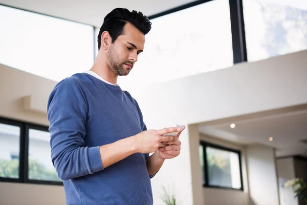 Homem bonito usando smartphone — Fotografia de Stock