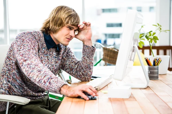 Uomo d'affari problematico seduto in ufficio — Foto Stock