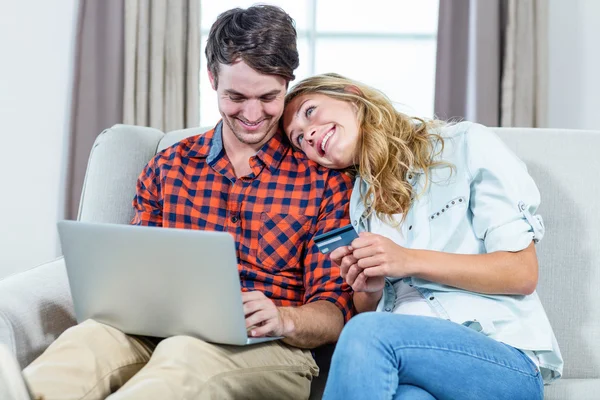 Paret betalar med kontokort på laptop — Stockfoto