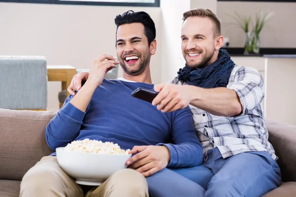 Gay casal assistindo televisão — Fotografia de Stock