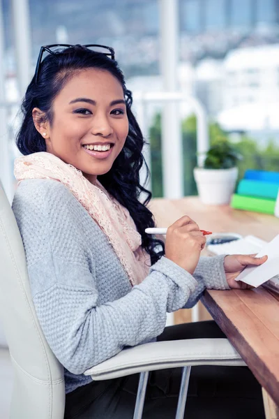 Asiática mujer de negocios celebración hoja de papel — Foto de Stock